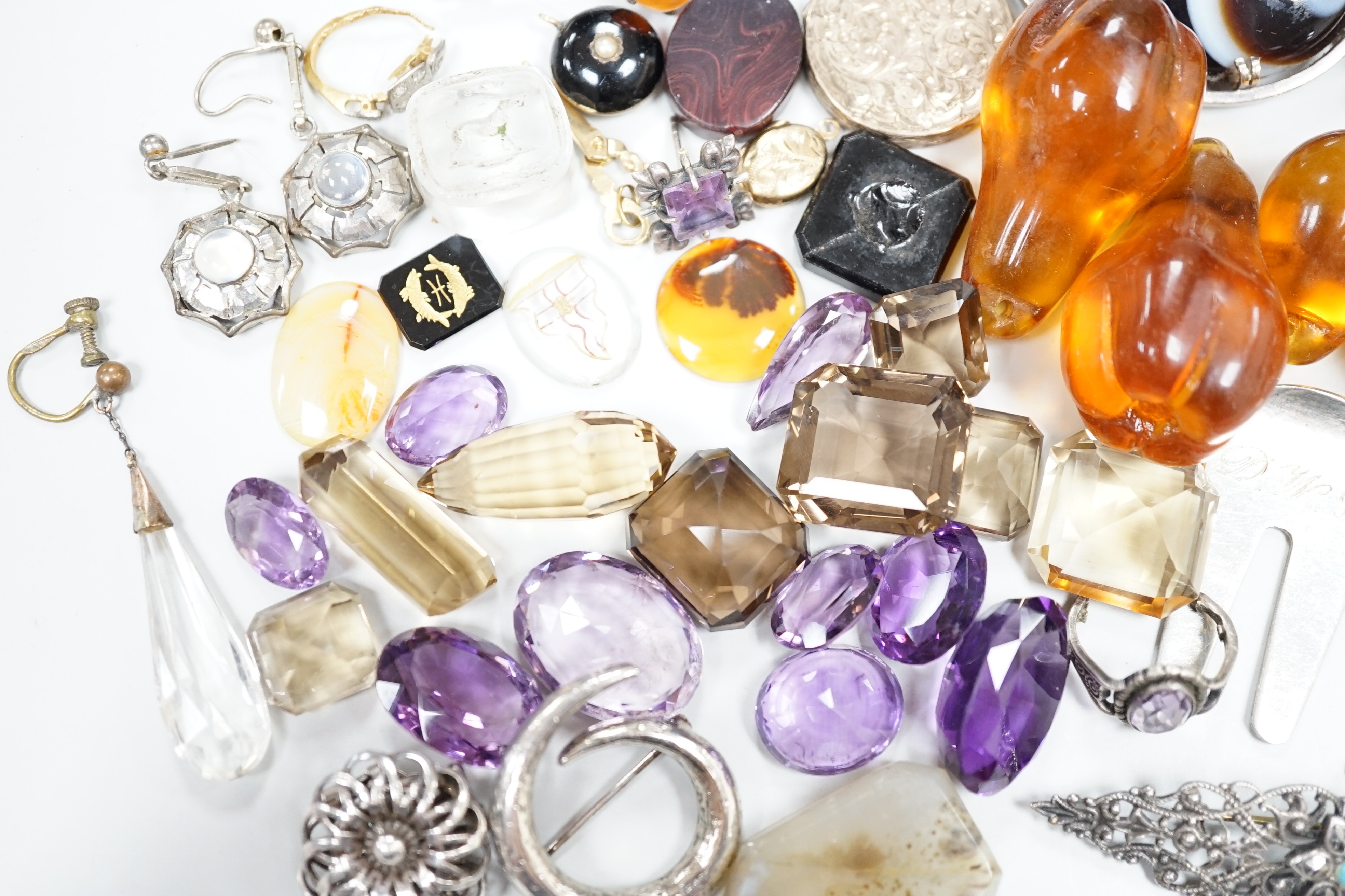 Assorted jewellery etc. including unmounted seals, agate brooch, engraved yellow metal locket and a quantity of unmounted cut amethysts and citrines.